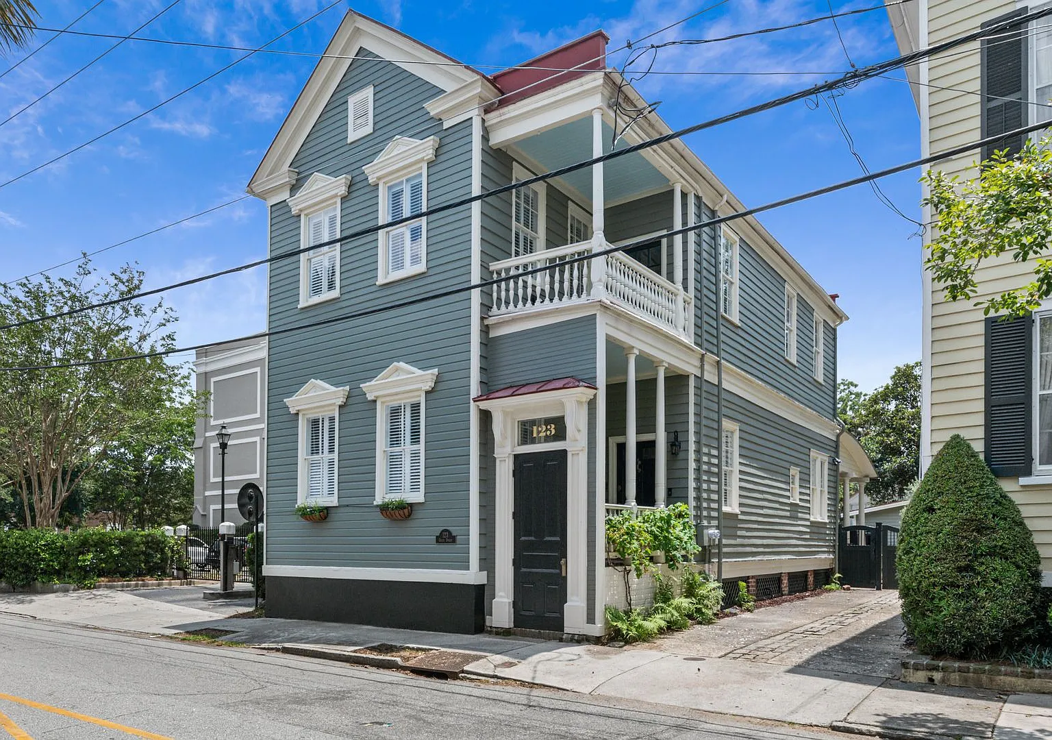 Home of the Queen- 123 Queen Street — Photo 4