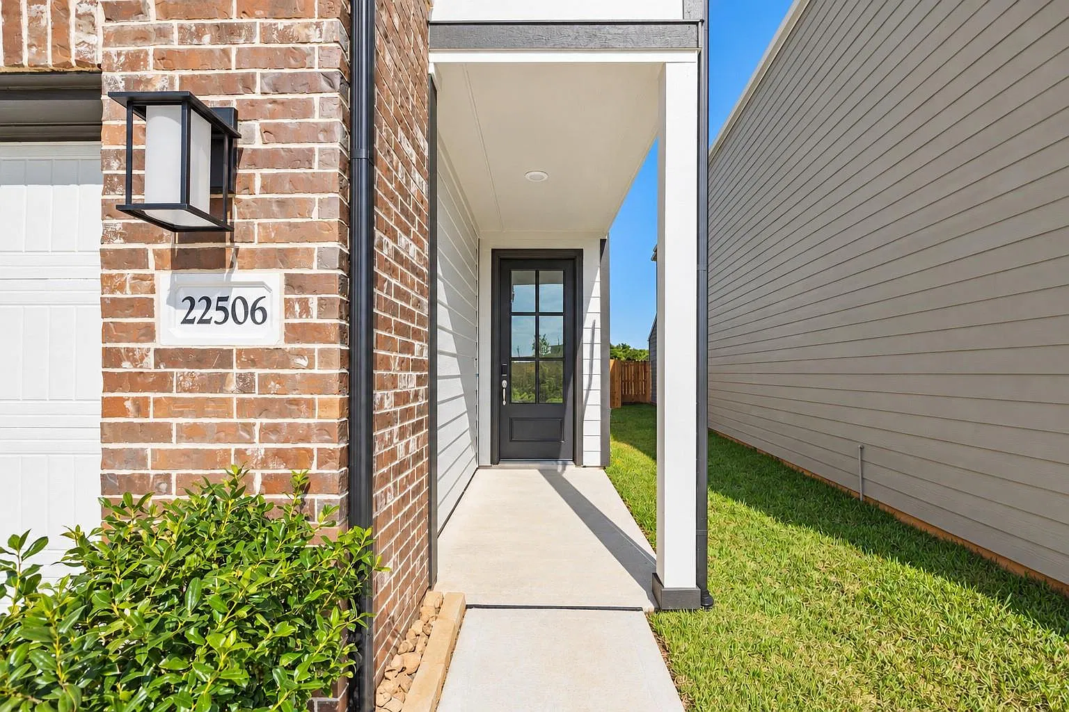 3 bed, 2.5 bath, 2052 sqft, $2,700 — Photo 3