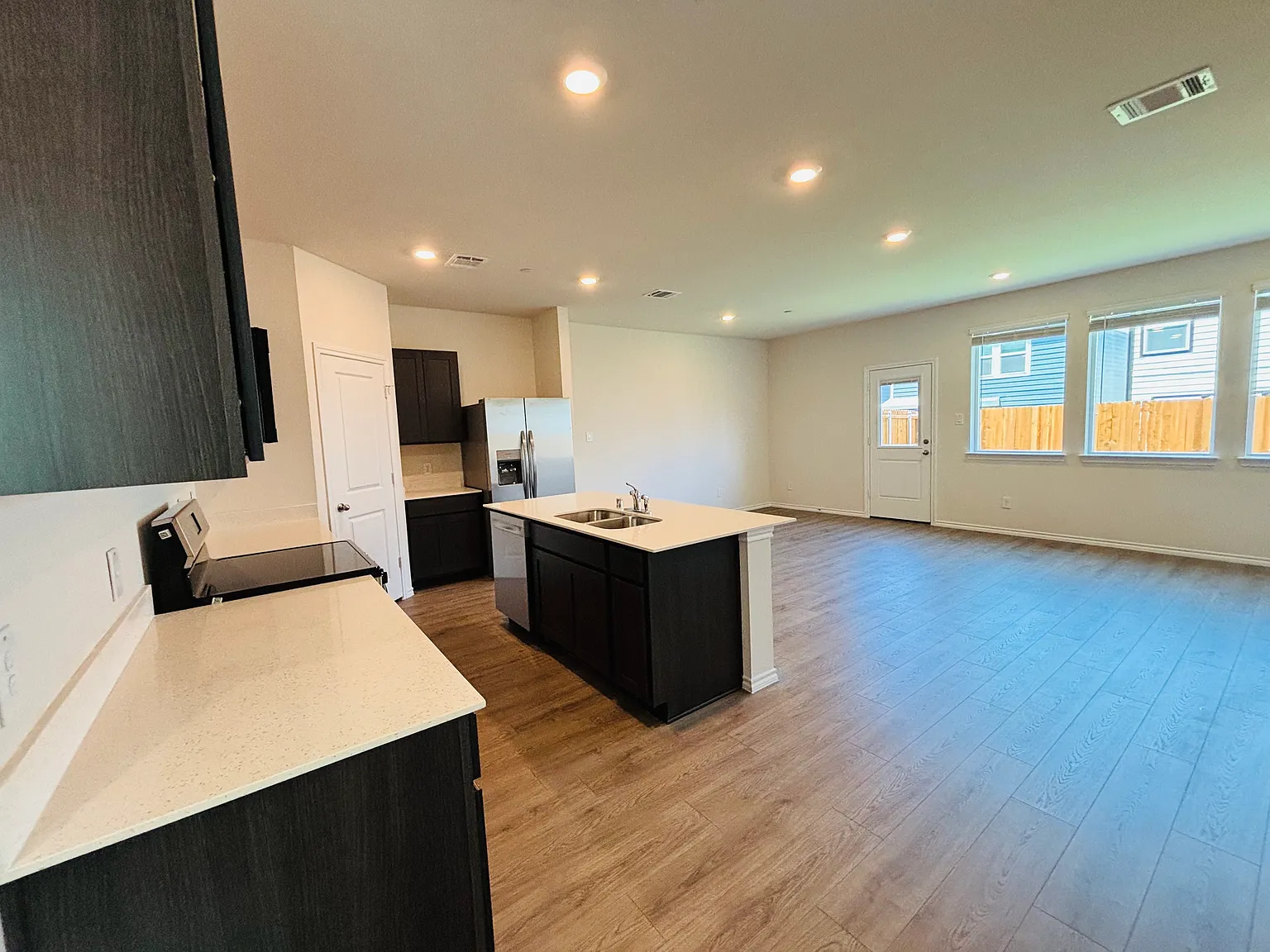4 bed, 2.5 bath, 1720 sqft, $2,300 — Photo 2