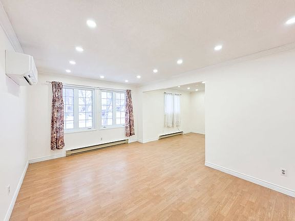 4th image of 556 Capilano Cres