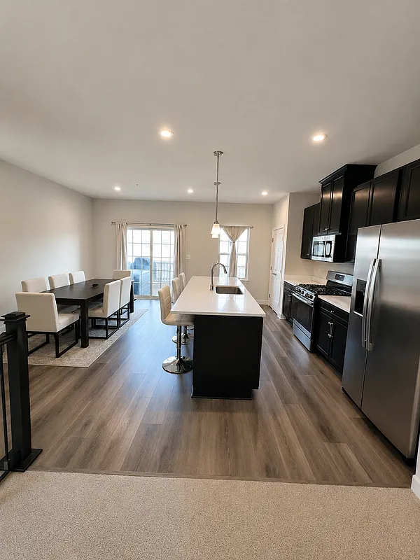 3 bed, 2.5 bath, 1741 sqft, $3,200 — Photo 3