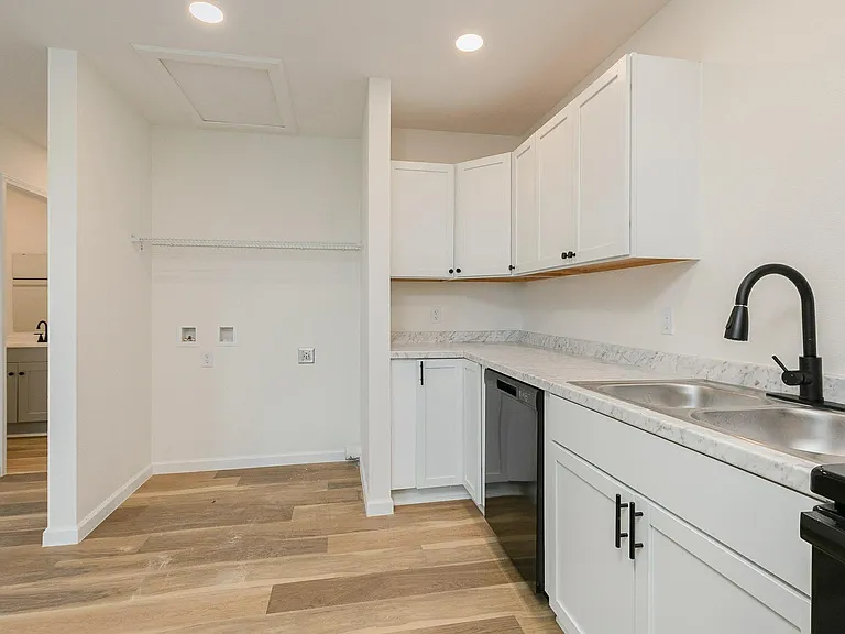 180 W Washington St #B — Photo 6