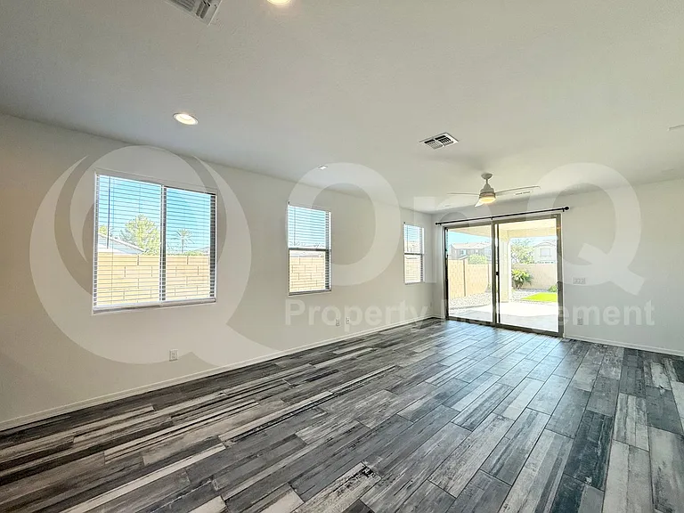 349 E Hawaii Dr — Photo 4