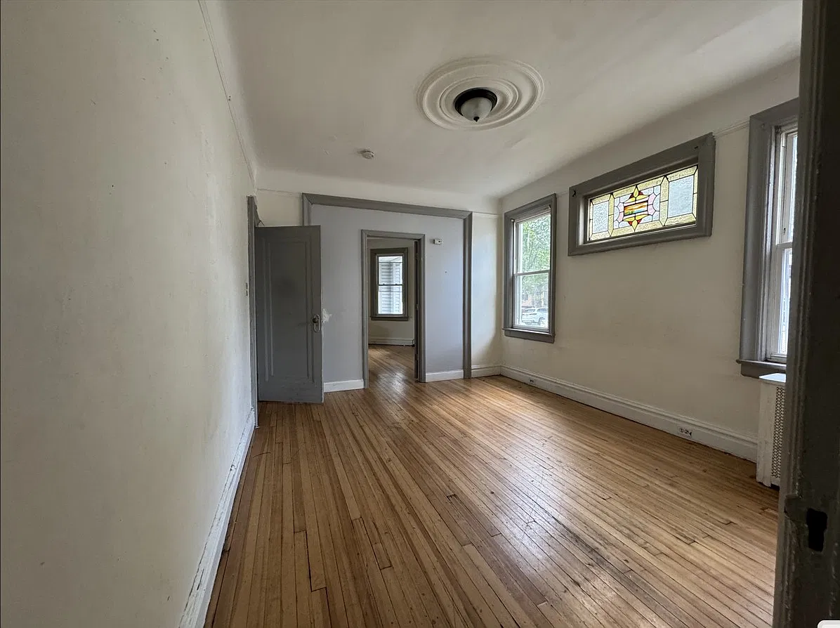 3 bed, 1000 sqft, $2,400 — Photo 4
