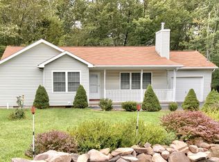 1227 Fern Dr, Pocono Summit, PA 18346