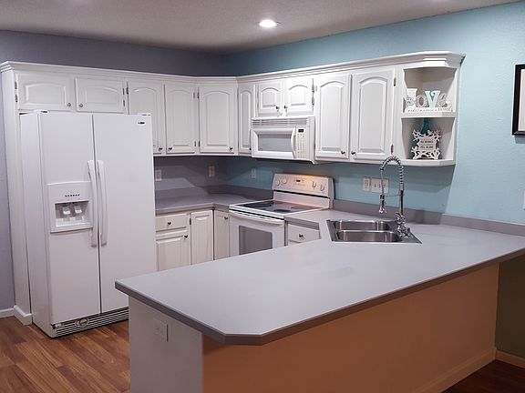 Beautifully updated kitchen!