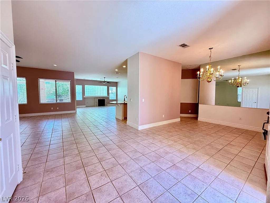3 bed, 2.0 bath, 2428 sqft, $2,650 — Photo 4