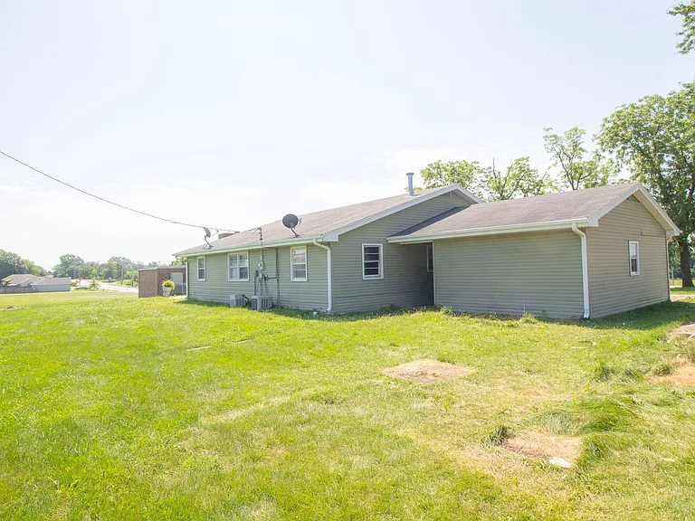 1303 Smiley Ln — Photo 40