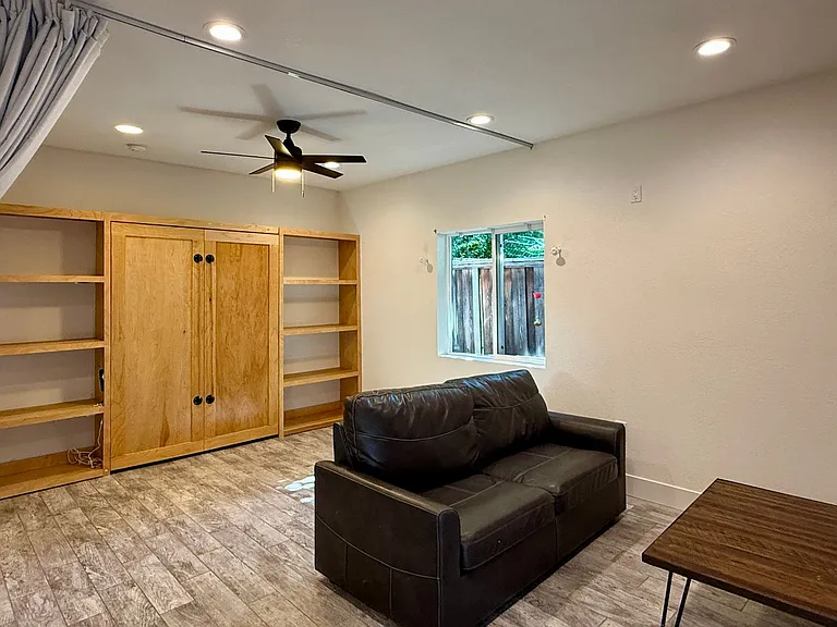 990 S Clover Ave — Photo 2