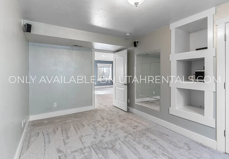 1595 S 50 W — Photo 28