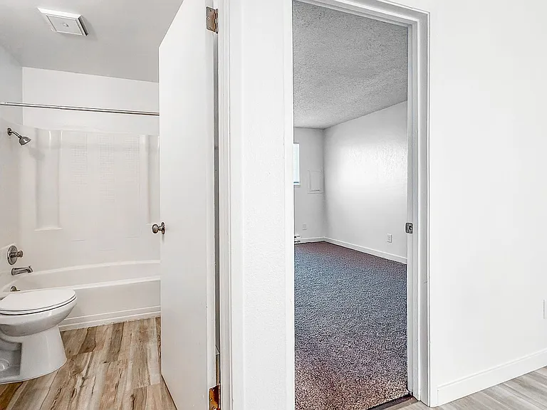 Tahoma Park Apartments — Photo 10
