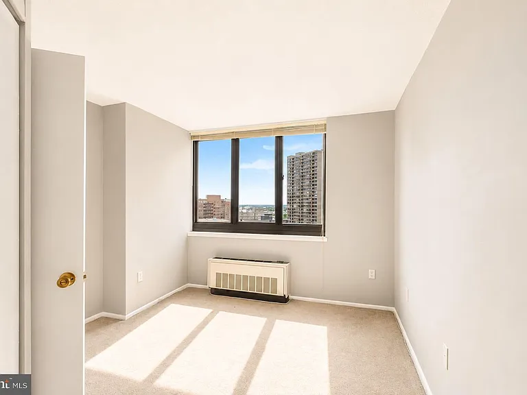1420 Locust St #15B — Photo 8