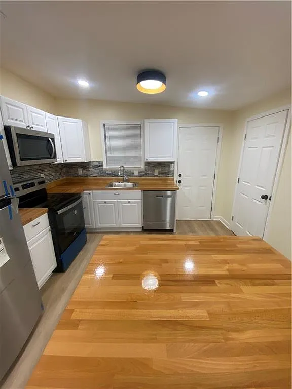 3 bed, 2.0 bath, 840 sqft, $2,100 — Photo 3