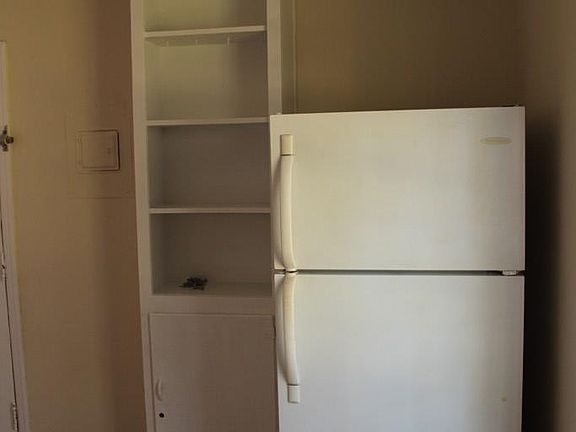5th image of 1400 Greenwood Dr