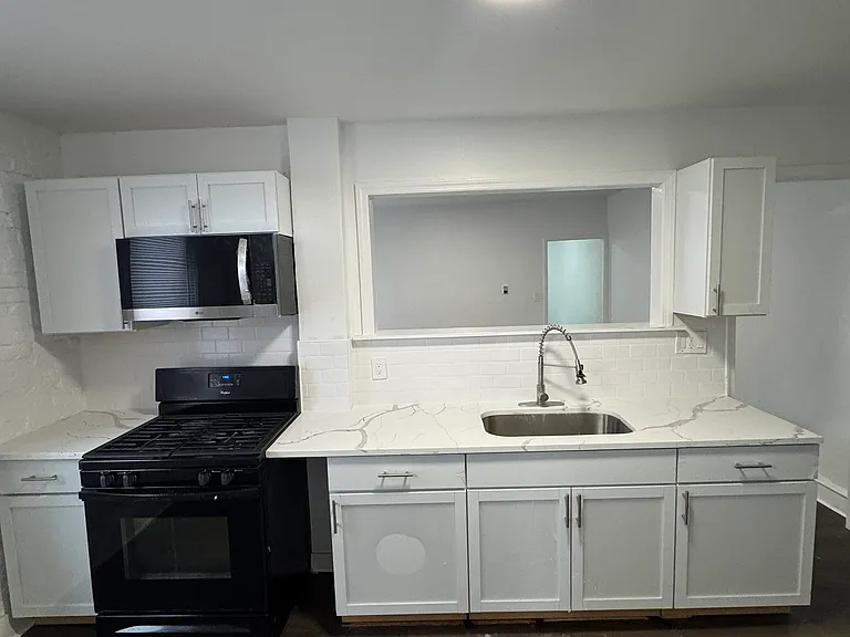 1406 W 2nd St — Photo 1