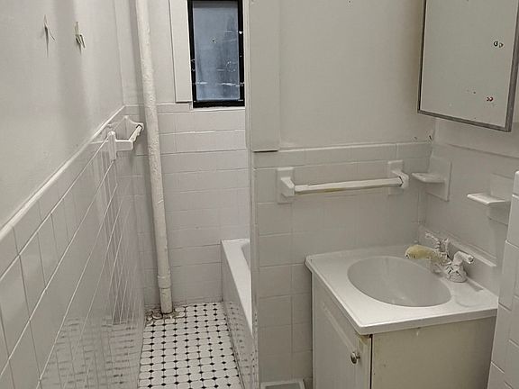4th image of 37-31 Crescent St #25