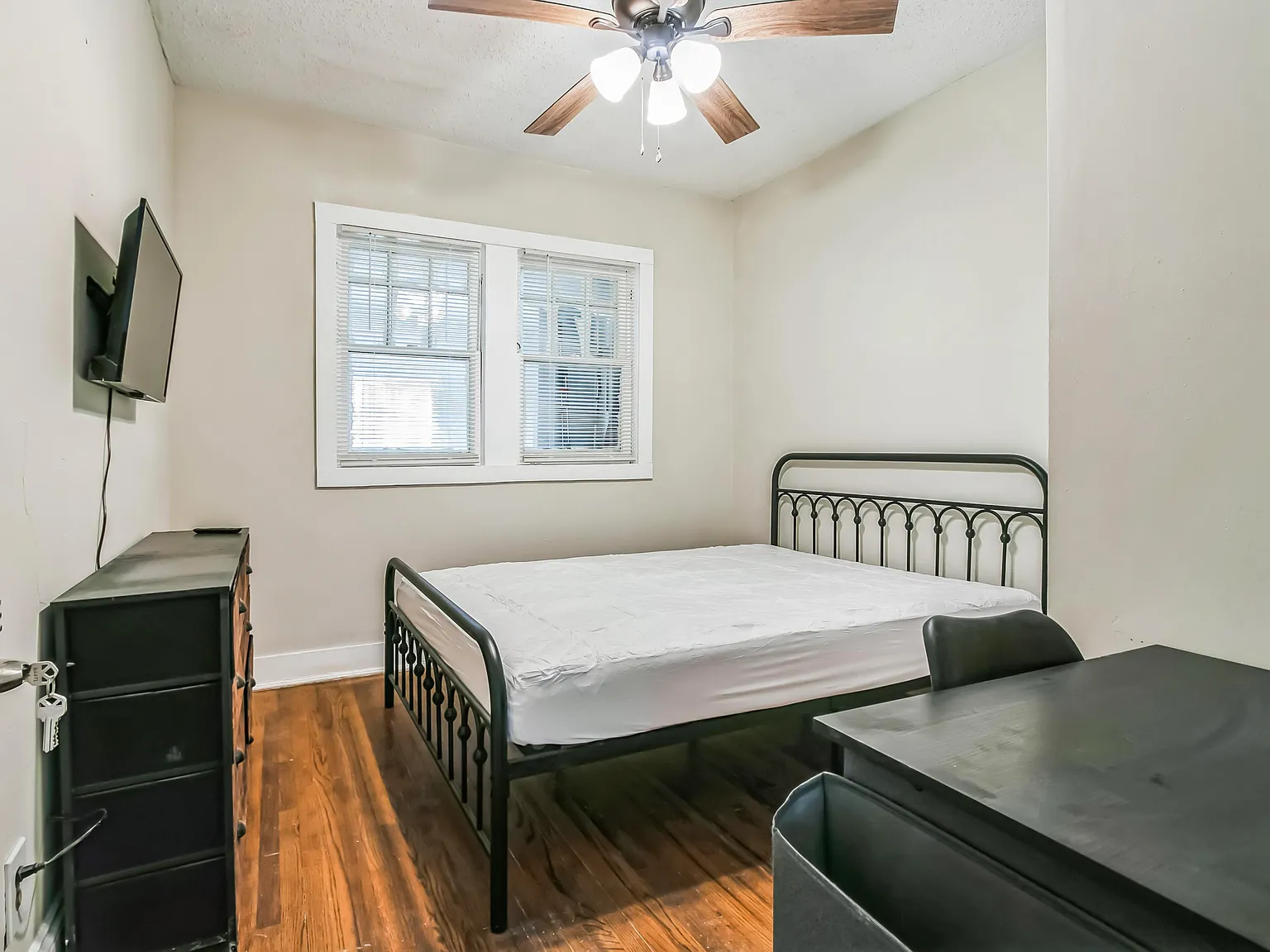 4 bed, 3.0 bath, 3015 sqft, $854 — Photo 1