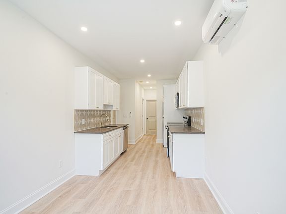 4th image of 2028 Moore St #1