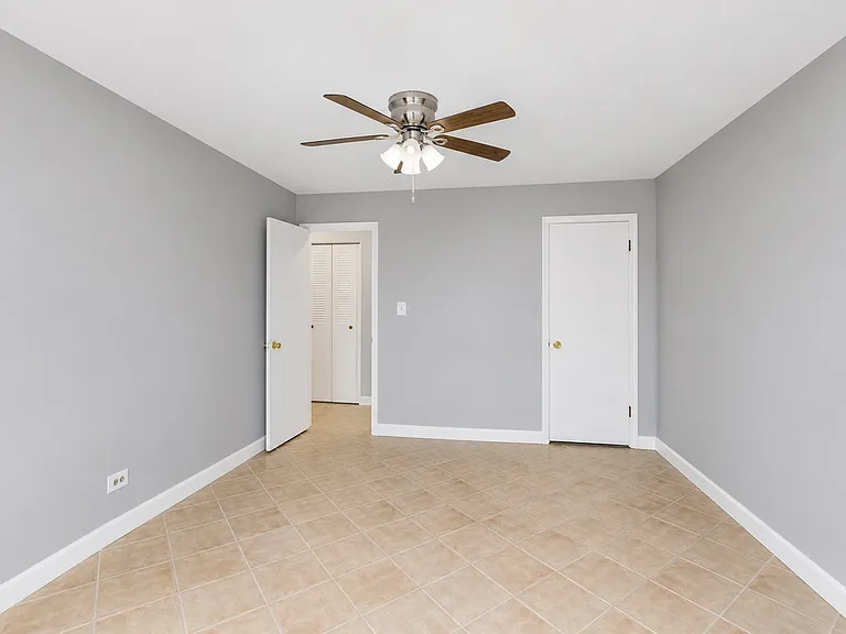 110 Beverly Ct — Photo 13