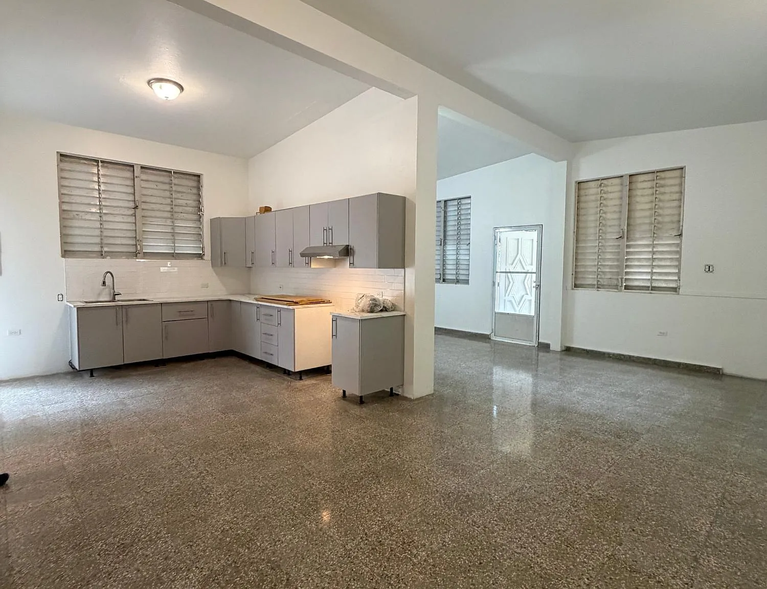 4 bed, 2.5 bath, 825 sqft — Photo 3