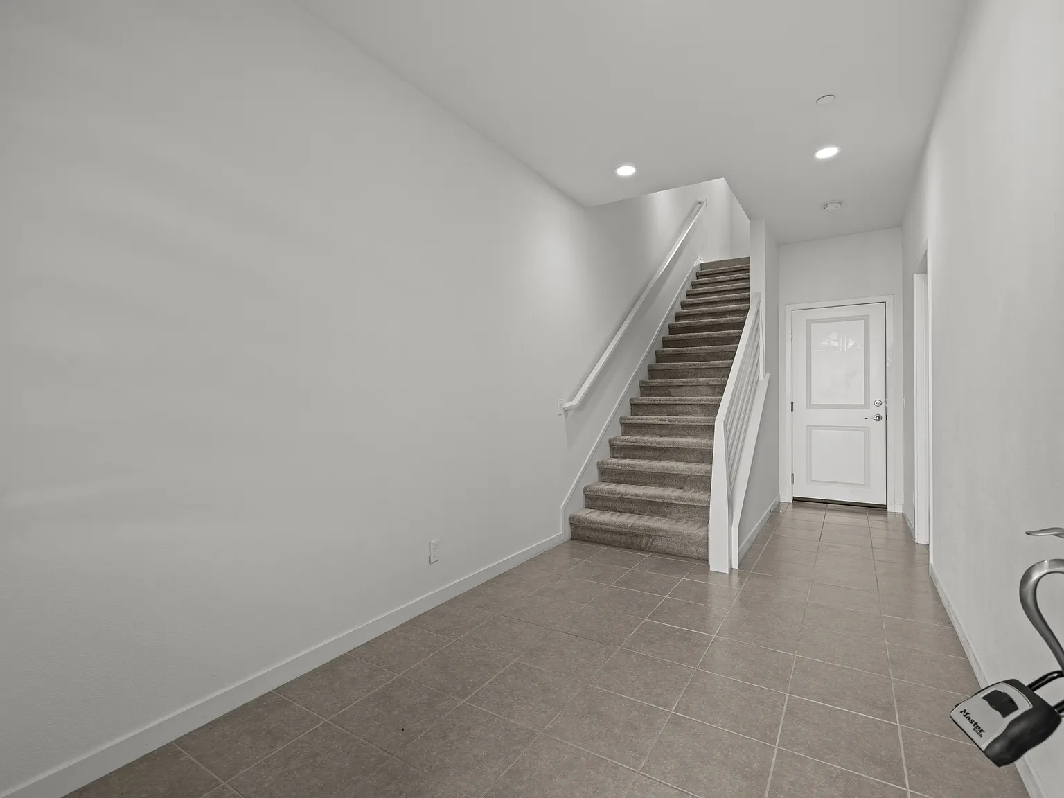 4 bed, 3.5 bath, 2048 sqft, $4,900 — Photo 2