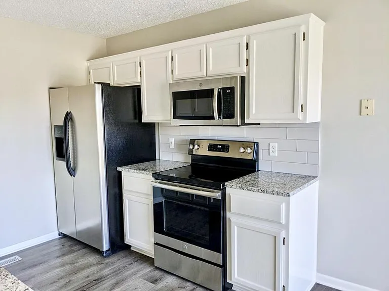 502 N Grove St — Photo 4