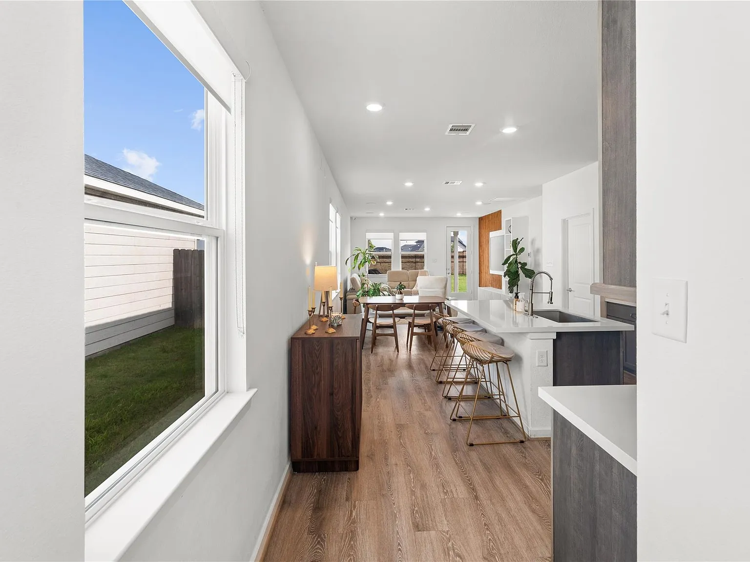 3 bed, 2.0 bath, 1351 sqft, $2,350 — Photo 4