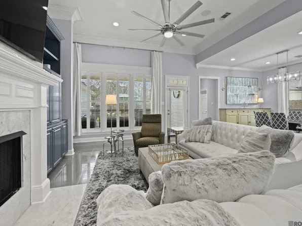 8915 Fox Gate Dr, Baton Rouge, LA 70809
