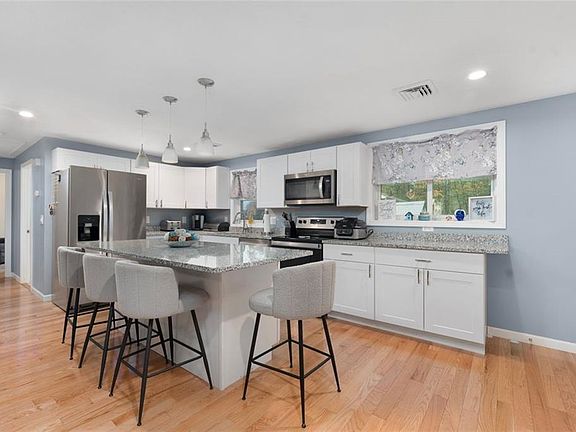 3rd image of 22 Forest Hill Dr