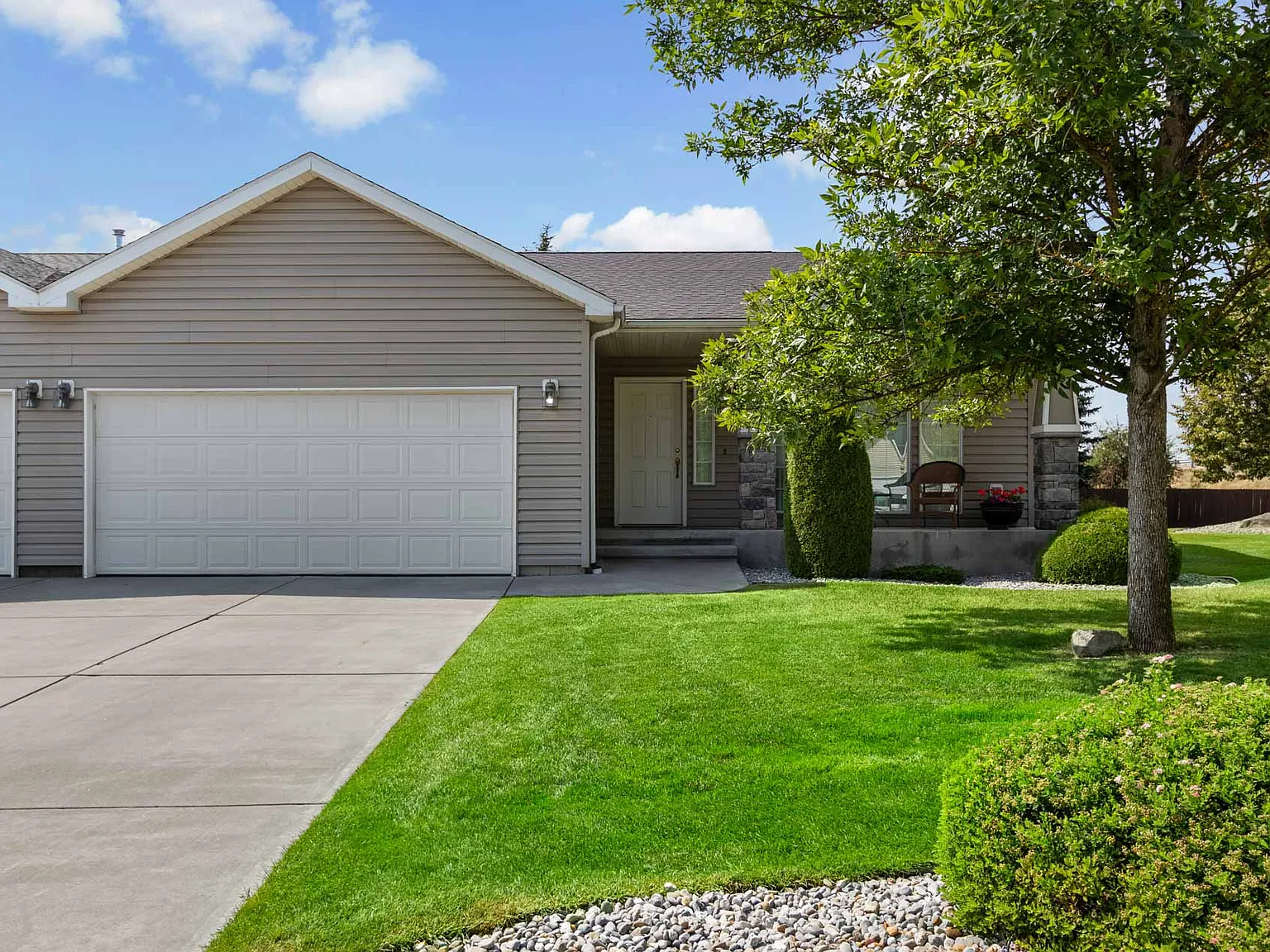 4 bed, 2300 sqft, $4,000 — Photo 1