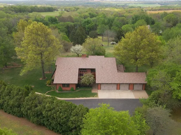 405 S Country Club Rd, Arkansas City, KS 67005