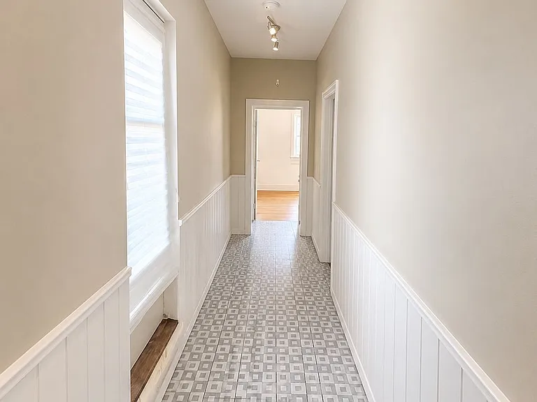 502 Queen St E — Photo 4