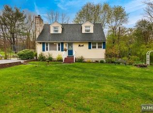 16 Jefferson St, Oak Ridge, NJ 07438