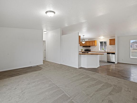5th image of 1122 Grosscup Blvd