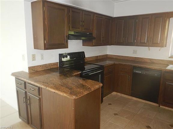 2nd image of 806 Fairlawn Ct