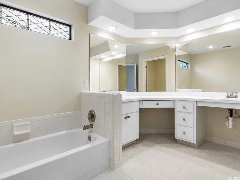 4535 NW 53rd Ln — Photo 8