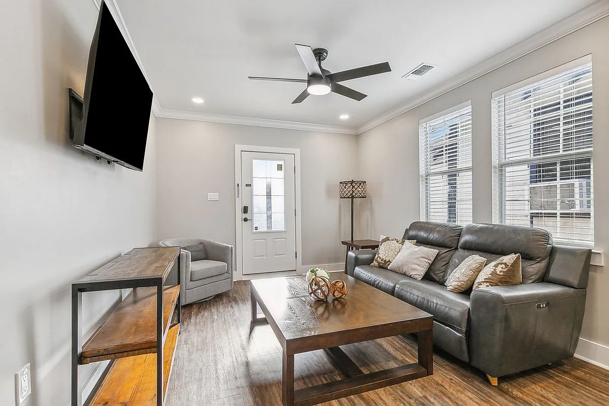 1 bed, 1.0 bath, 2016 sqft, $950 — Photo 3