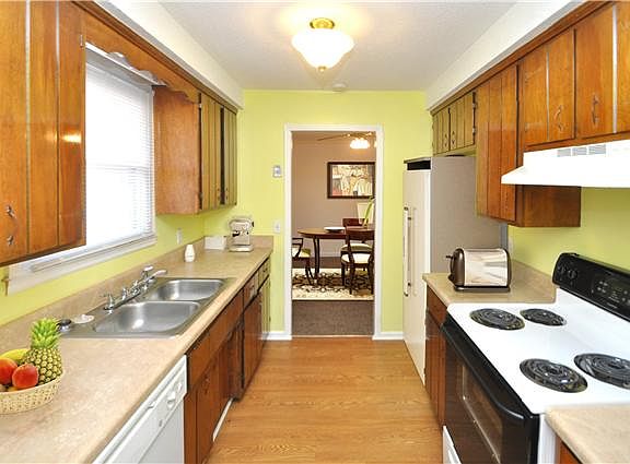 3rd image of 721 Overton Dr
