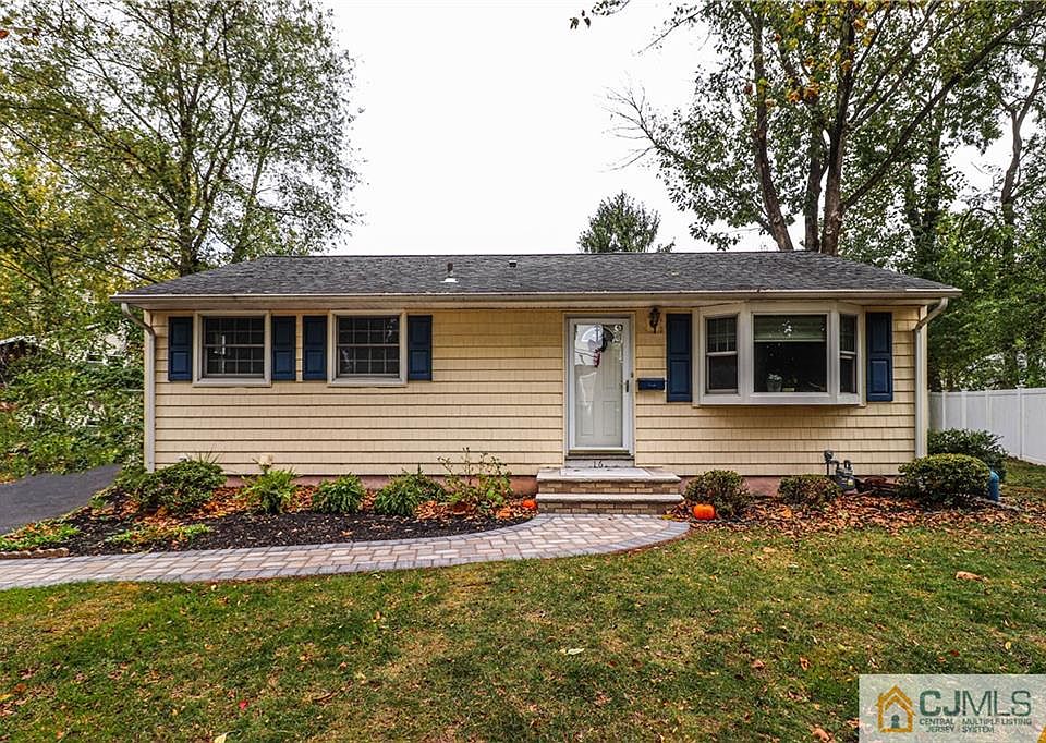 1st image of 16 Applewood Ct