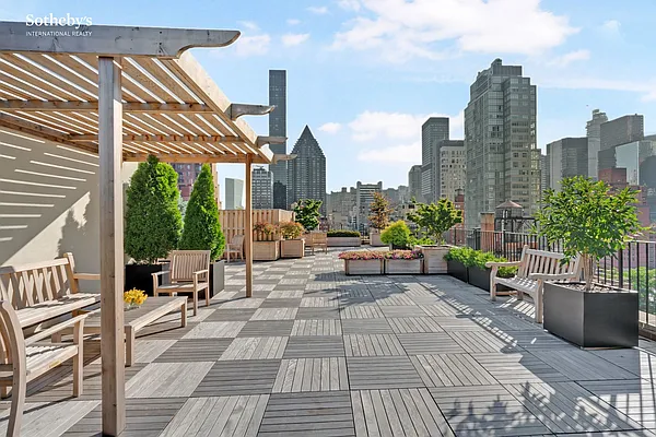 Sold by Sotheby's International Realty | media 25