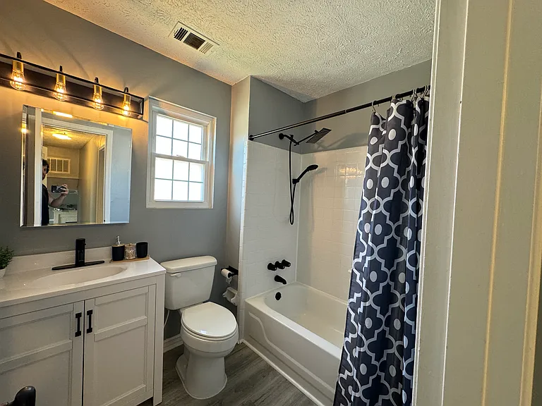 Upper floor - Hallway bathroom with tub