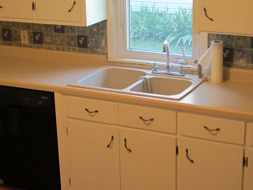 Nice Kitchen w/new dishwasher & refrigerator