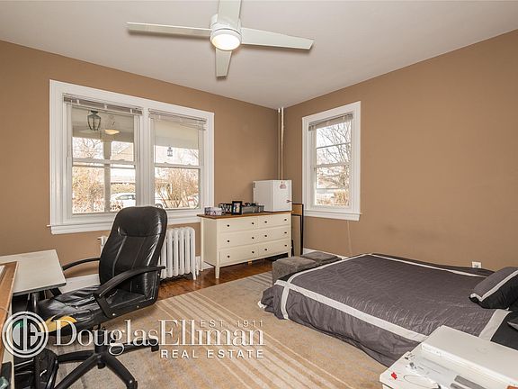 5th image of 18 Pine St