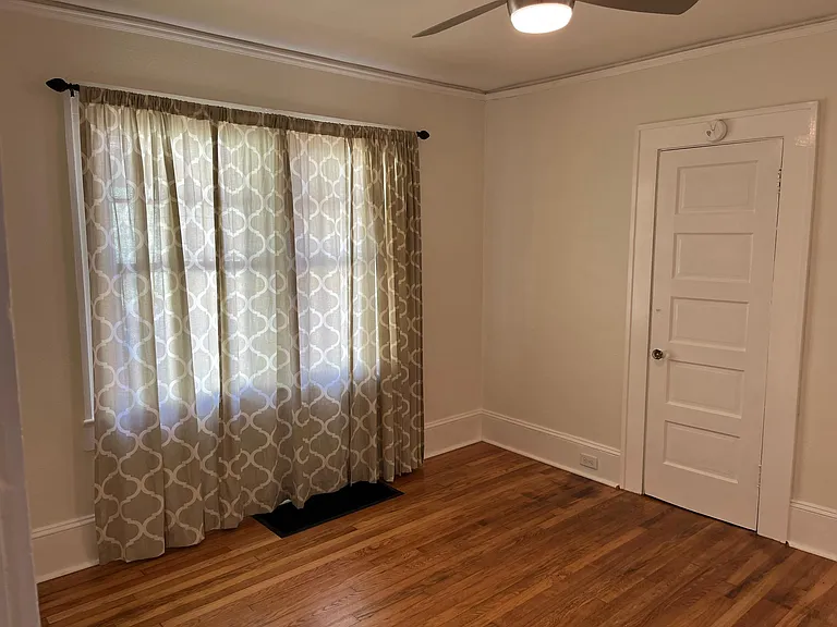 Middle bedroom measures roughly 11' x 10'.
