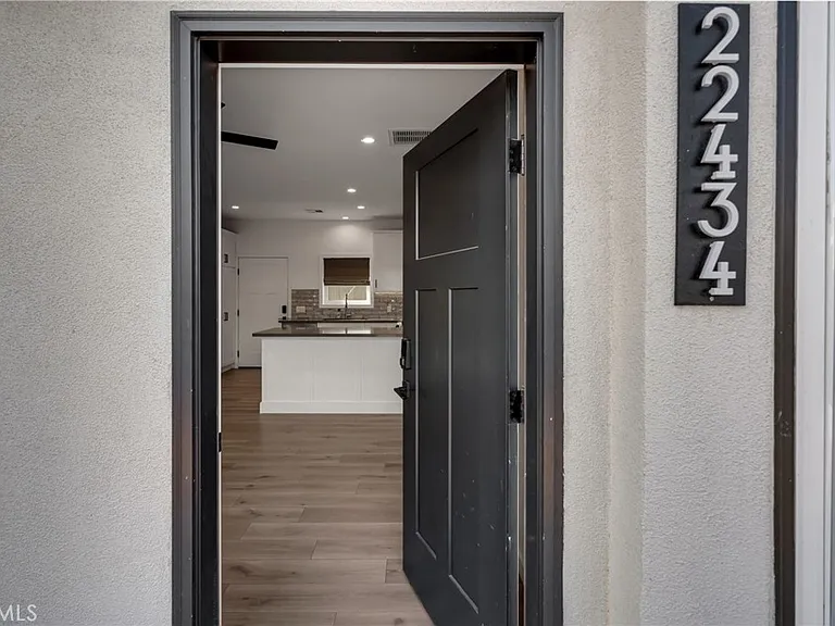 22434 Berdon St — Photo 4