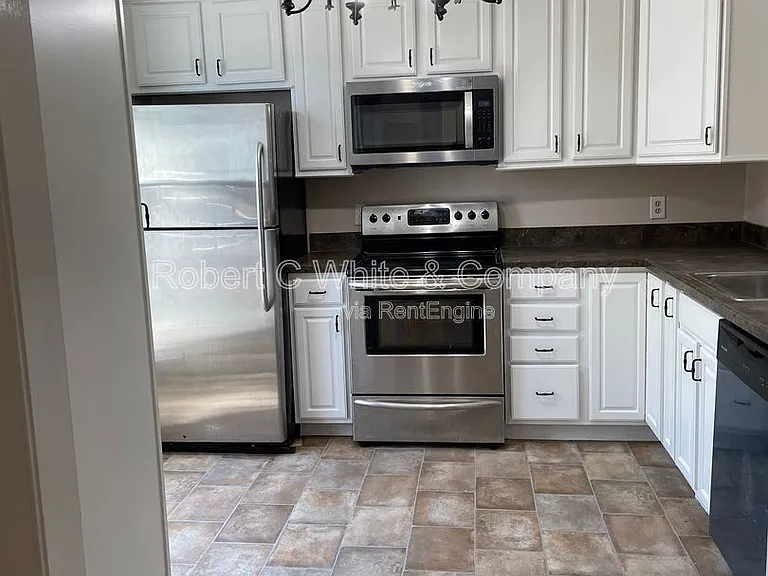 402 Cambridge Cmns — Photo 2