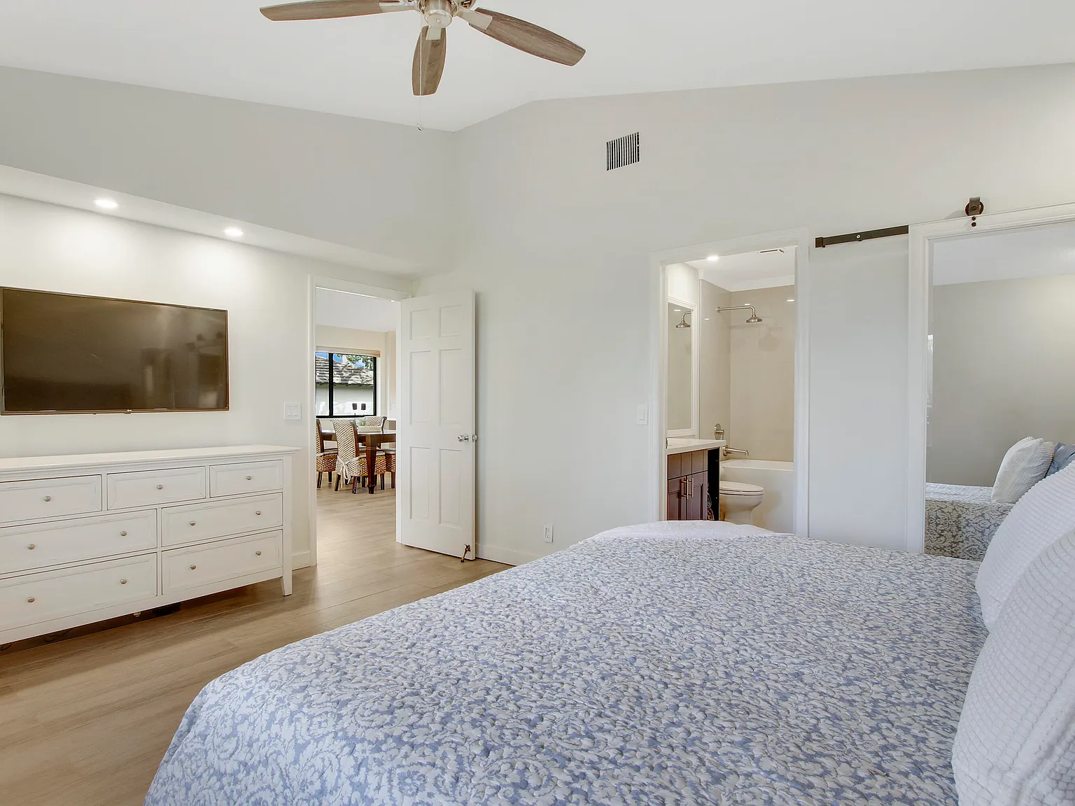 2 bed, 2.0 bath, 1135 sqft, $8,000 — Photo 3