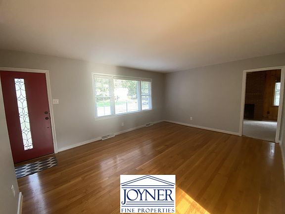 3rd image of 9407 Wyndhurst Dr