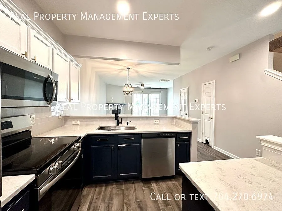 **Move In Special Beautiful 2 Br/2.5 Ba Townhouse In Charlotte! — Photo 3