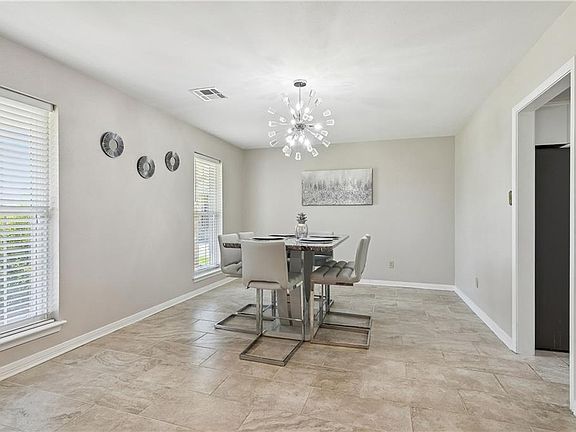 5th image of 24 Fairfax Ct